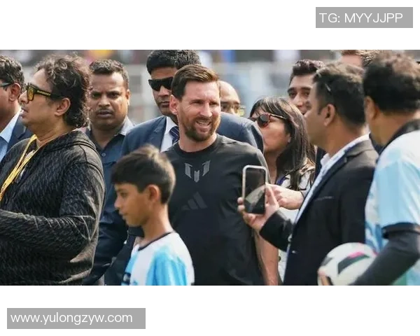 “花了钱却看不到人”！印媒：梅西印度活动迸发骚乱，球迷愤恨扔椅子、摔海报